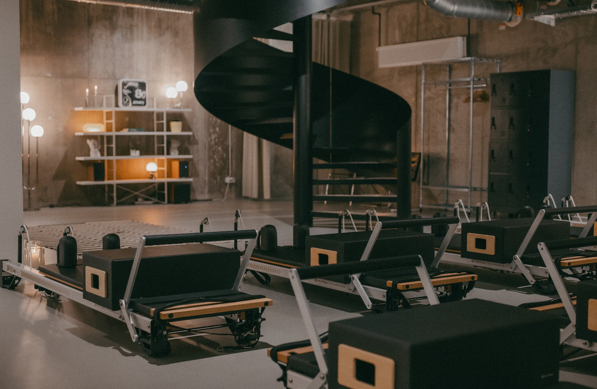 Vindeltrappe over reformerne i studiet hos Sink Reformer, Aarhus Ø