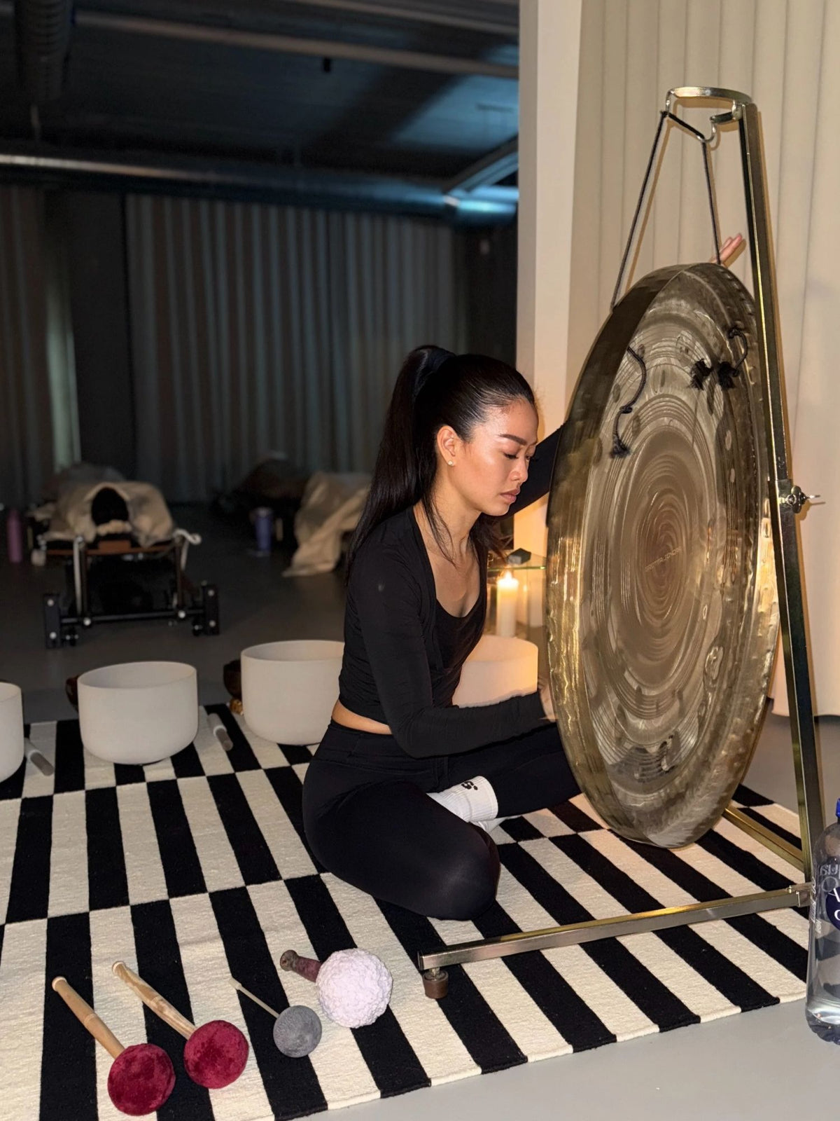Lydbad med gong, krystalskåle og stearinlys hos Sink Reformer i Aarhus