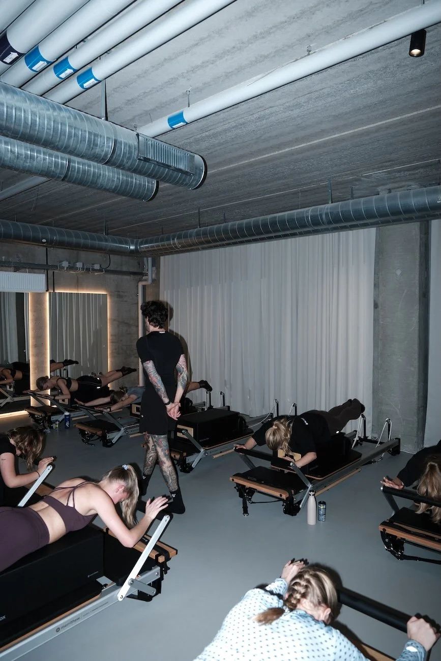 Instructor guiding a reformer Pilates class at Sink Reformer in Aarhus